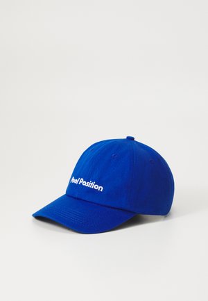 Casquette de baseball bleue en coton avec une visière pré-incurvée. Présente le texte brodé en blanc "Pool/Position" à l'avant. Design à six panneaux.