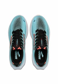 Baskets de course en mesh bleu clair avec des accents noirs, arborant le logo "Brooks", un bout rond et un design élégant et respirant.