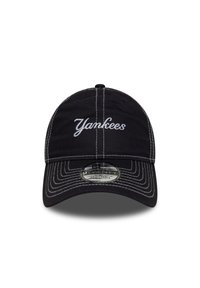 Melns beisbola cepure ar baltu "Yankees" izšuvumu, ar regulējamu siksniņu, rakstainu šuvi un noapaļotu billi. Materiāls: kokvilna.