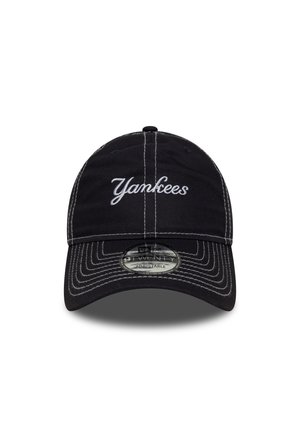 Black baseball cap with white "Yankees" embroidery, adjustable strap, patterned stitching, and a rounded bill. Material: cotton.