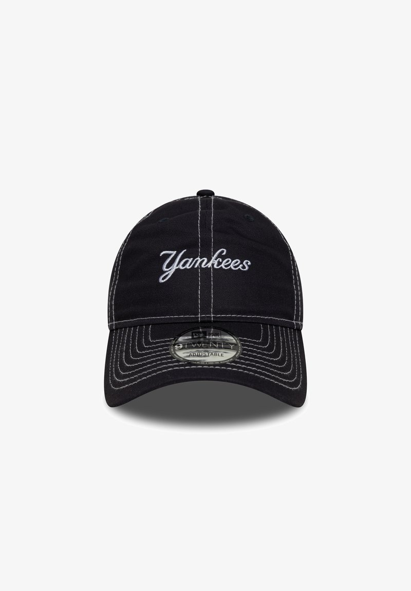 Fekete baseball sapka fehér "Yankees" hímzéssel, állítható pánttal, mintás varrással és kerek ernyővel. Anyag: pamut.
