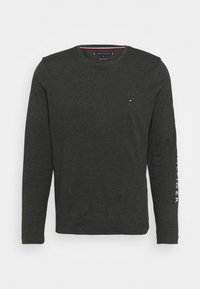 Czarna szara koszulka z długim rękawem, z okrągłym dekoltem, z małym logo flagi Tommy Hilfiger na klatce piersiowej oraz białym napisem "HILFIGER" na lewym rękawie.