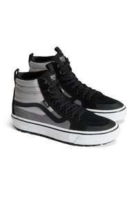 Zapatillas altas en negro y gris que combinan ante y tejido, con una suela de goma blanca, cordones prominentes y un detalle de logo.