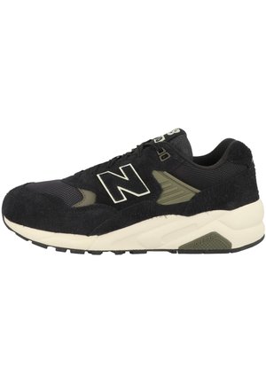 Baskets New Balance noires et olive avec des détails en mesh et en suède, semelle intermédiaire blanche et logo "N" sur le côté, vues de profil.