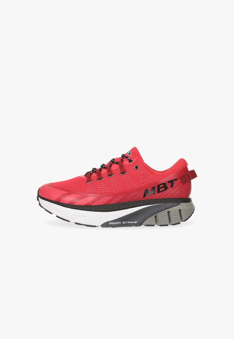 Roter Sportschuh mit einem Obermaterial aus Netzgewebe, schwarzen Schnürsenkeln und grauer Sohle. Zu den Funktionen gehören eine gepolsterte Zwischensohle und das "MBT"-Logo an der Seite.