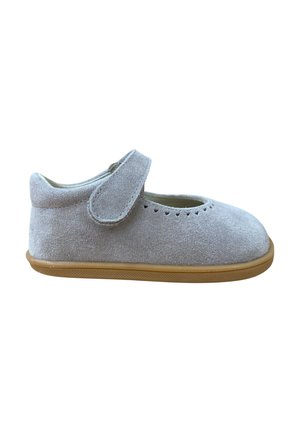 Zapato de ante gris con punta redondeada y correa de velcro. Presenta detalles perforados en la parte delantera y una suela de goma marrón.