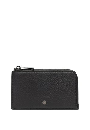 Portefeuille en cuir noir avec une texture granuleuse, fermeture zippée, bords arrondis et un petit logo en argent à l'avant.