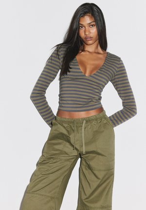 Stradivarius, UNDER-BUST CUT LONG SLEEVE T-SHIRT - T-shirt à manches longues - mottled dark green