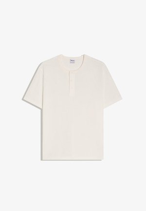 Lyhythihainen off-white-henley-paita, jossa on pyöreä pääntie ja kolme nappia halkiossa, aseteltu tasaisesti valkoiselle taustalle.