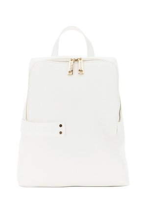 Sac à dos en cuir blanc avec double fermeture éclair dorée sur le dessus, fermeture éclair latérale, et poignée courte, présenté sur un fond blanc uni.
