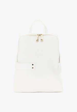 Sac à dos en cuir blanc avec double fermeture éclair dorée sur le dessus, fermeture éclair latérale, et poignée courte, présenté sur un fond blanc uni.