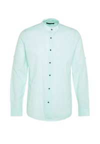 Chemise homme bleu clair à manches longues avec col mandarin et boutons noirs sur le devant, visible sur fond blanc.