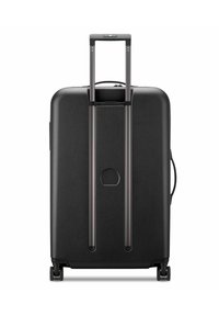 Maleta rígida negra con superficie lisa, mango extensible y dos ruedas. Presenta un logo redondo central y bordes reforzados.