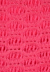Helles pinkes Strickgewebe mit offenem Spitzenmuster, das ovale und rautenförmige Löcher in wiederholenden Reihen aufweist.