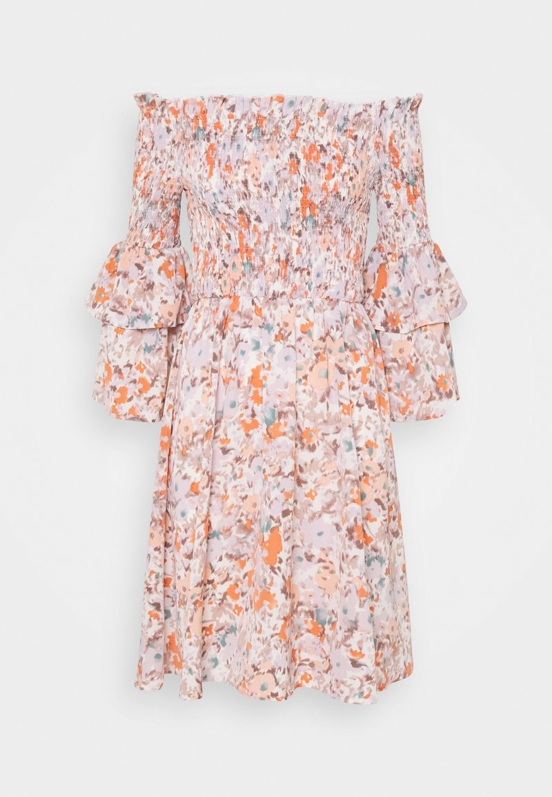 Vestido floral con hombros descubiertos, cuerpo fruncido y mangas acampanadas en capas, en suaves tonos pastel de naranja, rosa y verde azulado.