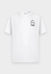 Λευκό κοντομάνικο T-shirt Puma με μικρό μαύρο λογότυπο Puma και διακοσμητικό πλαίσιο στην αριστερή πλευρά του στήθους.