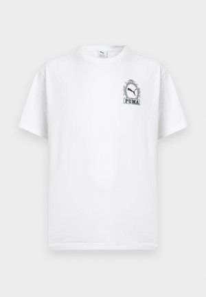 Wit kortärmelig Puma T-shirt met klein zwart Puma-logo en decoratieve lijst op de linkerborst.