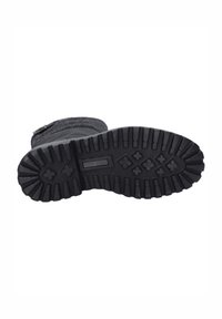 Suela de goma negra con surcos y relieves pronunciados; la parte superior presenta un material de fieltro gris con cremallera lateral y acentos metálicos.