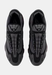 Svarta New Balance 1000-sneakers i nät- och syntetmaterial, strömlinjeformad design, slät yta, samt kontrasterande snören och detaljer.