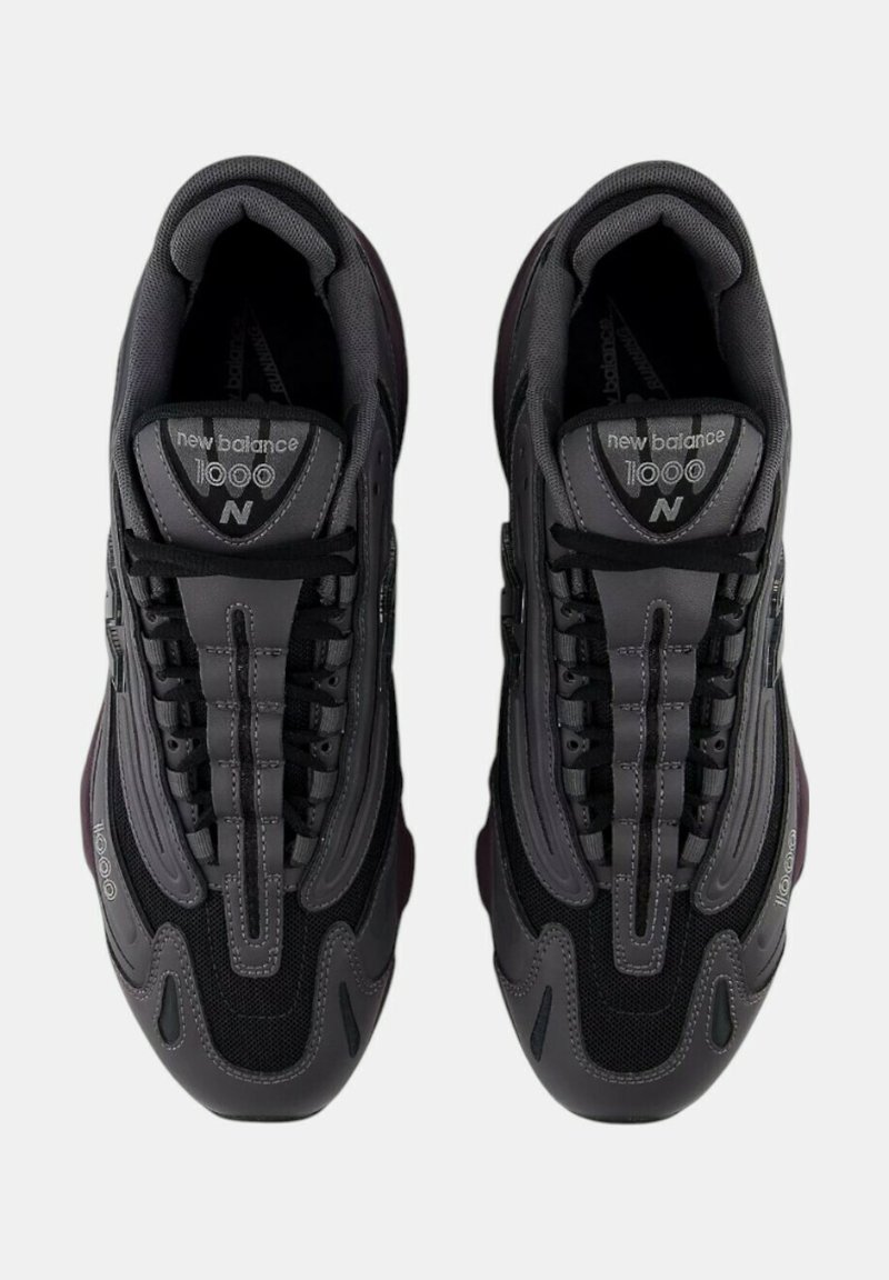 Baskets New Balance 1000 noires avec des matériaux en mesh et synthétiques, un design épuré, une finition lisse et des lacets et accents contrastés.