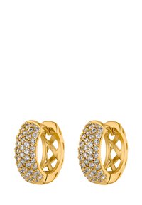 Boucles d'oreilles créoles en métal doré, ornées d'une surface décorée de cristaux transparents, avec une finition lisse et texturée et un design entrecroisé.
