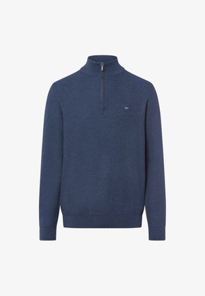 Pull en maille bleu marine avec un col haut et une fermeture éclair quart. Présente des poignets et un ourlet côtelés, un tissu texturé et un logo discret sur la poitrine.