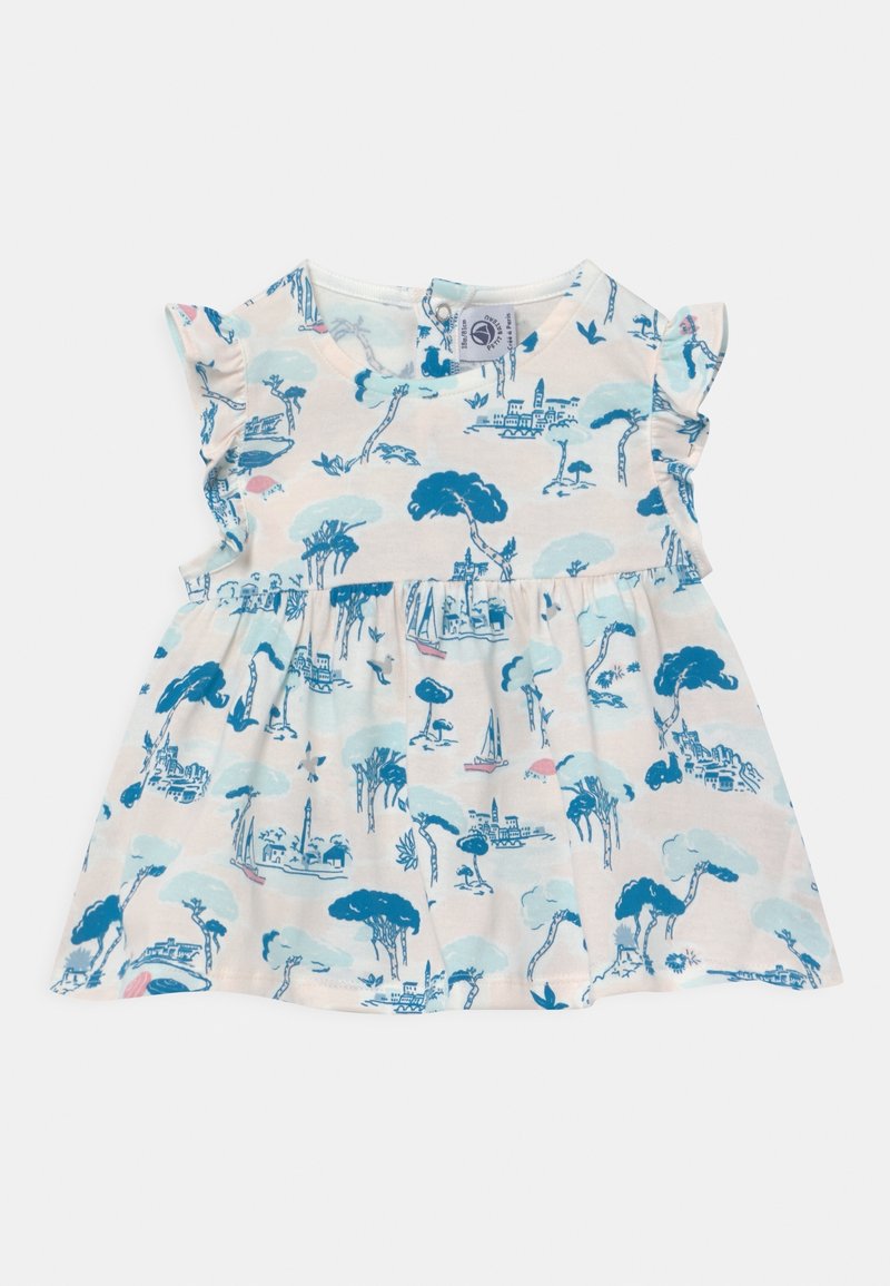 Robe en coton avec un col rond, des manches courtes à volants et une base beige clair ornée d'illustrations de paysages en bleu et d'arbres.