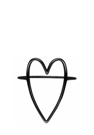 Schwarzer, herzförmiger Metallring mit einer horizontalen Stange in der Mitte vor weißem Hintergrund.