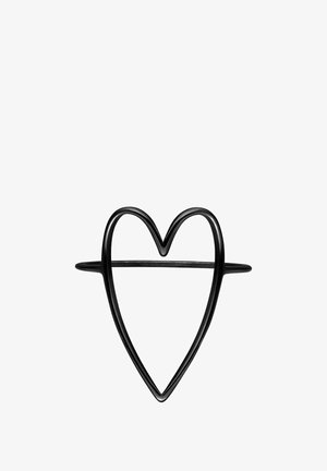 Schwarzer, herzförmiger Metallring mit einer horizontalen Stange in der Mitte vor weißem Hintergrund.