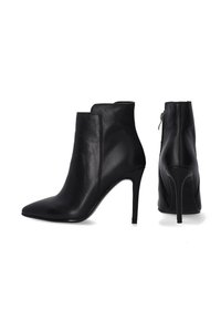 Czarne skórzane botki za kostkę z ostrym noskiem, wysokim obcasem typu stiletto i suwakiem z boku. Gładka faktura i minimalistyczny design.