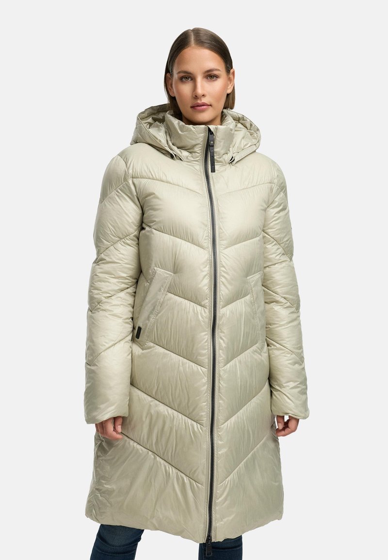 Lys grønn dunjakke med hette, med en chevron-design, front lynlås og sidelommer. Glatt, glansfull tekstur.