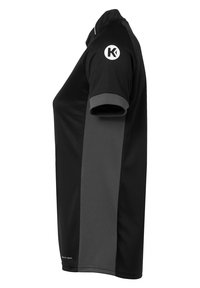 Zwarte poloshirt met grijze accenten. Voorzien van een kraag, korte mouwen en een logo op de linkermouw. Gemaakt van ademend materiaal.