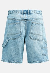 Hellblaue Jeans-Shorts mit Gesäßtaschen und einer seitlichen Utility-Tasche mit Schlaufe, von hinten auf einfarbigem Hintergrund gezeigt.