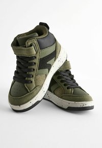 Hoge sneakers in olijfgroen en zwart, met een mix van materialen, gestructureerde tong, zwarte veters en een gespikkelde witte zool.