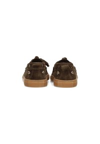 Braune Wildlederschuhe mit flachem Profil, ausgestattet mit einem strukturierten Rückenteil, Gummisohle und dekorativen dreieckigen Akzenten.