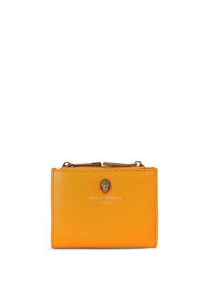 Petit portefeuille rectangulaire en cuir orange vif avec fermoir doré et logo Kurt Geiger London sur le devant.