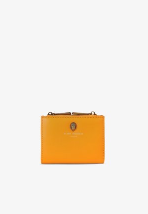 Petit portefeuille rectangulaire en cuir orange vif avec fermoir doré et logo Kurt Geiger London sur le devant.