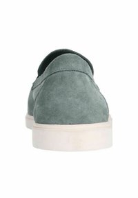 Wildleder-Slipper in gedämpftem Grün mit glatter Textur, weißer Gummisohle und abgerundetem Rückenteil für ein minimalistisches Design.