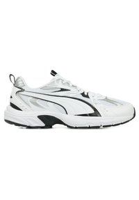 Baskets blanches de sport avec un design noir et argent. Les caractéristiques incluent un matériau synthétique, une tige texturée et une semelle rembourrée.