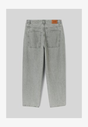 Pantalons en denim gris clair avec une coupe décontractée, comportant deux poches arrière, une coupe droite et une étiquette de marque en cuir marron au niveau de la taille.
