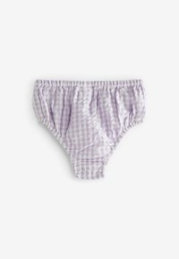 Pantalones cortos de bebé en patrón de cuadros lilas y blancos con cintura elástica y abertura en las piernas sobre un fondo blanco.