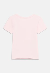 Φωτεινό ροζ, κοντομάνικη μπλούζα με στρογγυλή λαιμόκοψη, απλωμένη επίπεδα και με την πίσω πλευρά προς τα πάνω πάνω σε λευκό φόντο.