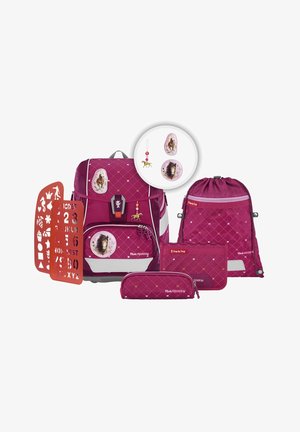 Le set de sac à dos scolaire magenta comprend un grand sac à dos, un sac à cordon, une trousse et un pochoir, avec des graphiques de chevaux et des motifs en diamant.