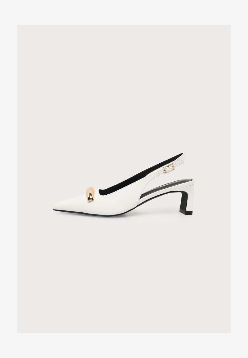 Escarpin slingback blanc à bout pointu, talon bloc bas, détail boucle dorée à l’avant et bride latérale avec petite boucle dorée.