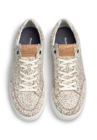 Sneaker bianchi con materiale testurizzato, design intrecciato e dettagli in pelle color cuoio sulla linguetta. Lacci bianchi piatti e suole in gomma.
