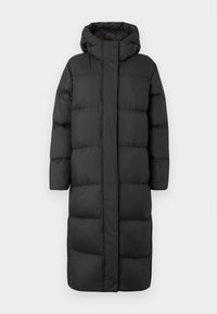 Cappotto lungo nero imbottito con grande cappuccio, trapuntatura orizzontale e chiusura frontale nascosta, progettato per garantire calore e copertura totale.