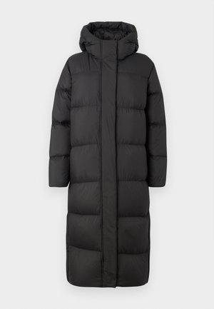 Casaco puffer longo preto com capuz grande, acolchoamento horizontal e fecho frontal oculto, desenhado para aquecer e proporcionar cobertura até aos pés.