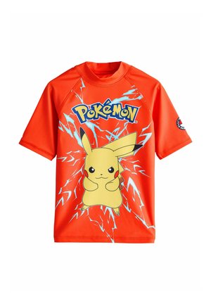 Leuchtend orangefarbenes Kurzarmshirt mit dem Text "Pokémon" und der Figur Pikachu, umgeben von blauen elektrischen Funken auf der Vorderseite.