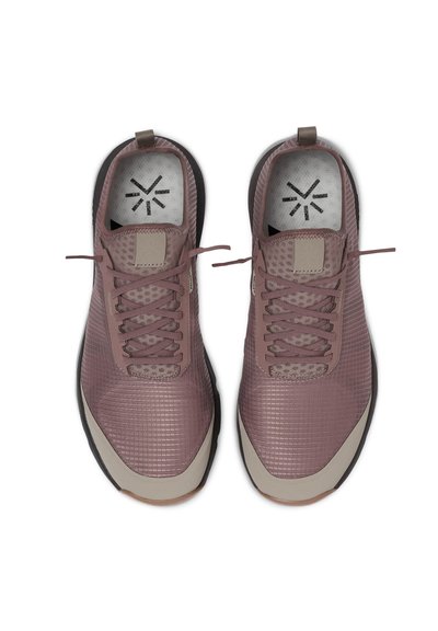 Ein Paar mauve Netzsneaker mit beigen Zehenkappen, schwarzen Sohlen, mauve Schnürsenkeln und einem Sternenlogo auf grauen Einlegesohlen, von oben auf weißem Hintergrund betrachtet.