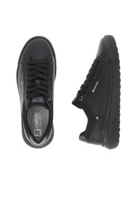 Baskets noires avec une tige en cuir lisse, des accents texturés, un bout rond et des semelles plates. Présentent des lacets et un logo de la marque sur le côté.